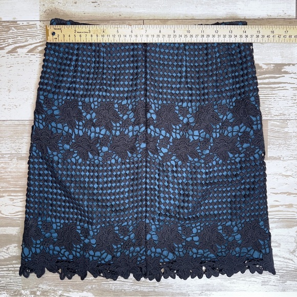 Ann Taylor LOFT Blue Black Floral Lace Overlay Skirt Size 0 Textured Mini Skirt - Picture 3 of 12